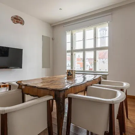 Luxury Square View #18 *