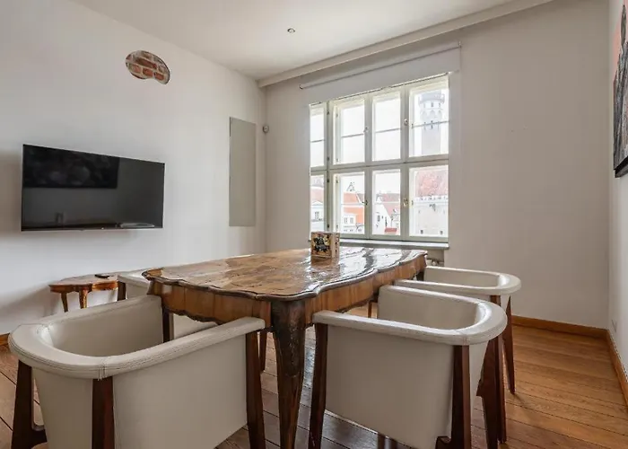 Luxury Square View #18 *